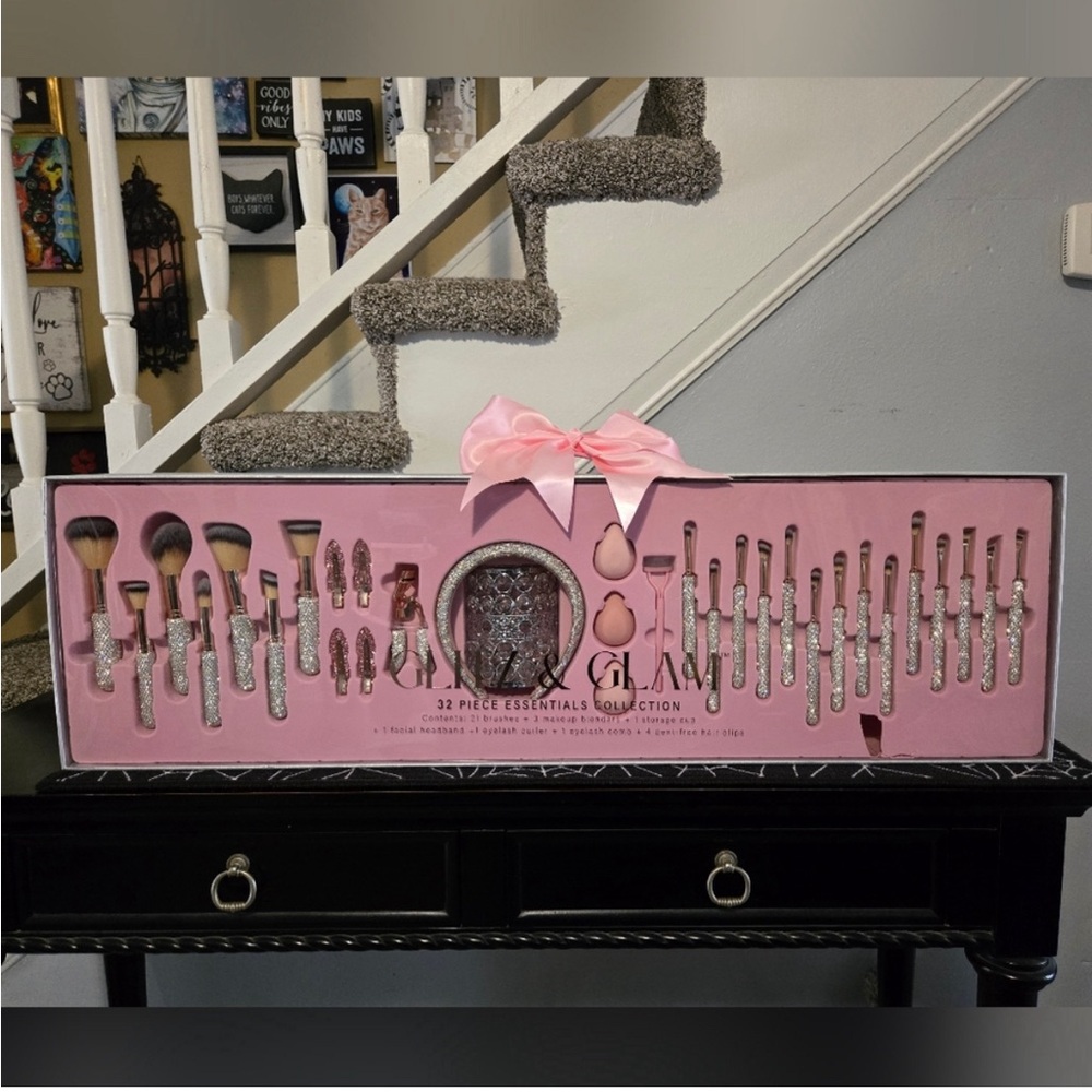 VIRAL Glitz and Glam Rhinestone Makeup brush set gift box